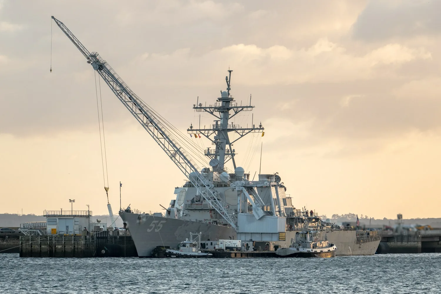 uss stout brest deniz ussunde muhimmat yenileme gerceklestiriyor dY778pKI.jpg