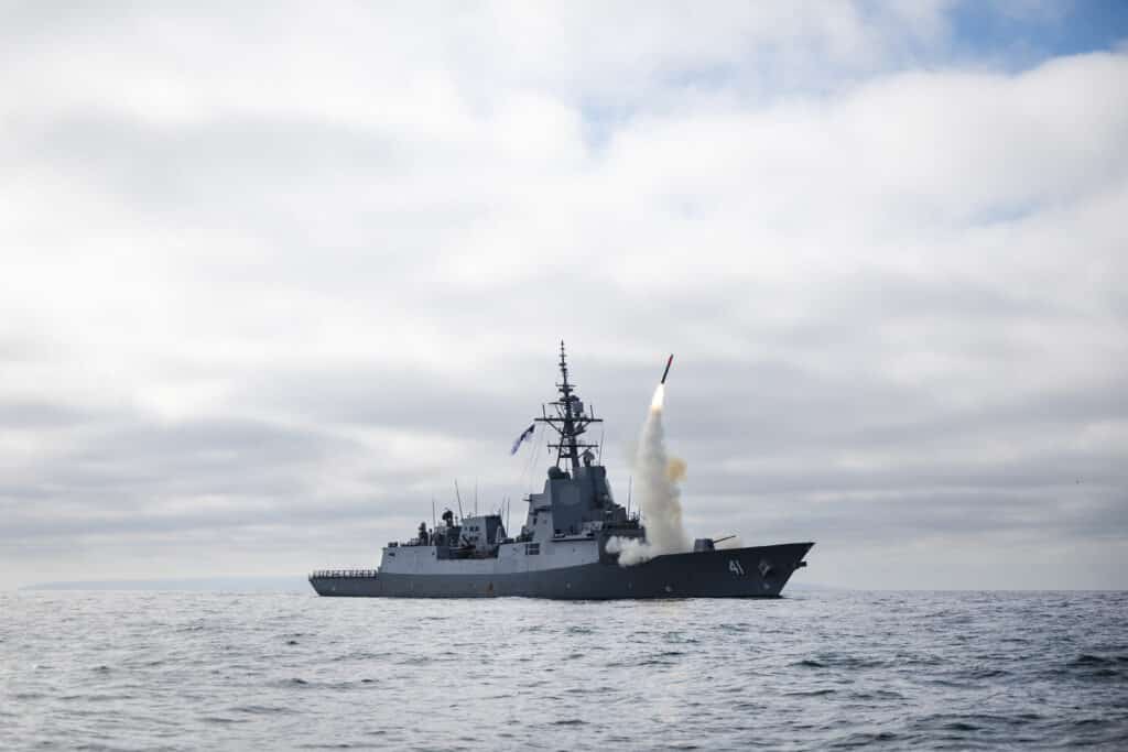 HMAS Brisbane, Tarihi Konuşlandırmada Tomahawk Füzesi Fırlatıyor