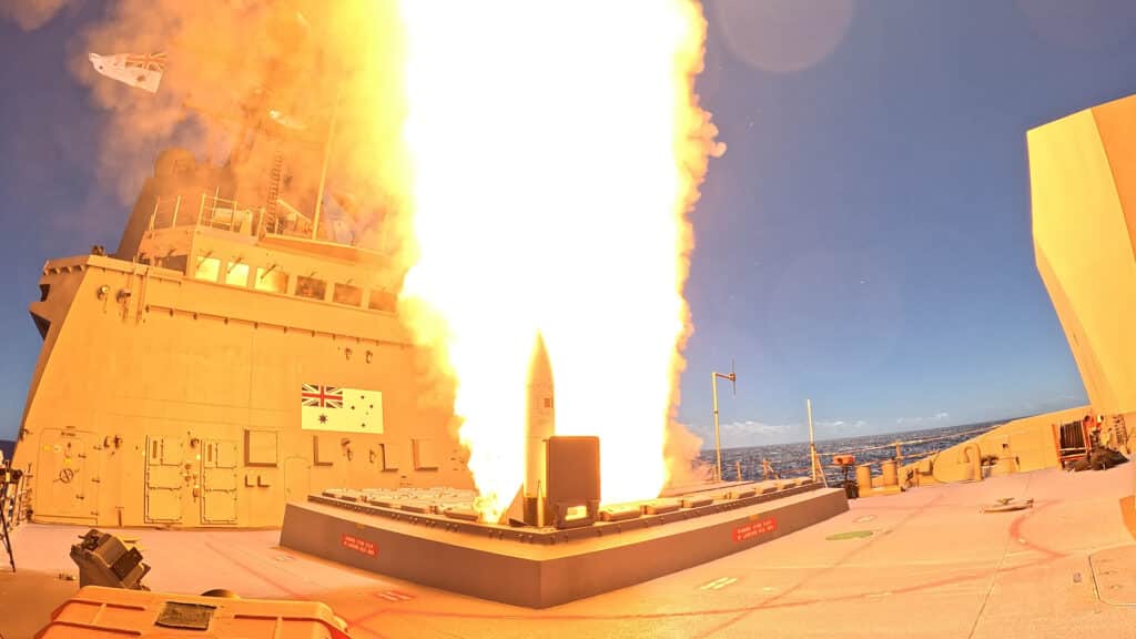 HMAS Brisbane, Tarihi Konuşlandırmada Tomahawk Füzesi Fırlatıyor